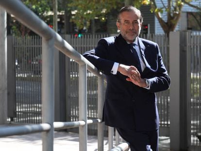 El consejero Enrique López, en la entrada de la Asamblea de Madrid.