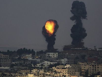 Un bombardeo, el martes, en Ciudad de Gaza. / Foto: Efe | Vídeo: Reuters Live!