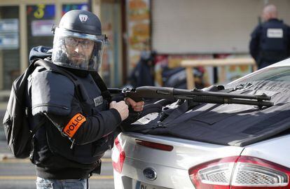 L'individu portava "un ganivet i un dispositiu que podria ser un cinturó d'explosius", ha explicat el portaveu del Ministeri a France Info.