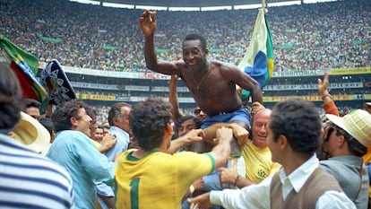 El apogeo: Pelé es cargado a hombros tras conquistar la Copa del Mundo de 1970, en México.