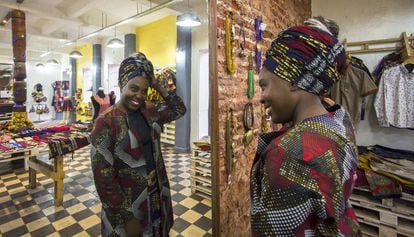 Rama Diaw posa en su tienda de moda de Saint Louis, en Senegal.