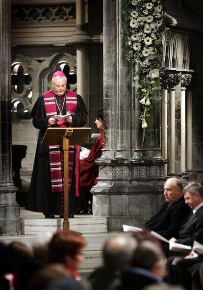 El entonces obispo Georg Müller, durante una homilía en 2005 en la catedral de Nidaros (Trondheim, Noruega). En la esquina inferior derecha, el rey Harald y el entonces primer ministro, Kjell Magne Bondevik. Müller, que dimitió en junio de 2009, ha admitido que abusó de un monaguillo hace dos décadas, cuando era sacerdote.