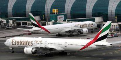 Aviones B777-300 de Emirates en el aeropuerto internacional de Dubai. 