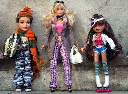 Dos muñecas Bratz, de MGA Entertainment, rodean una muñeca Barbie, de Mattel