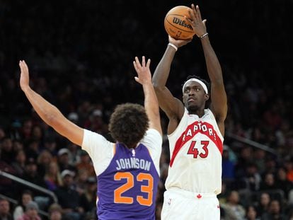 Pascal Siakam lanza a canasta frente a Cameron Johnson durante un partido de los Toronto Raptors contra los Phoenix Suns.