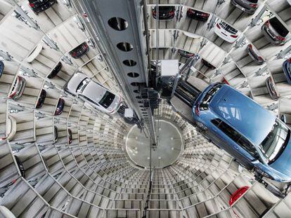 Visi&oacute;n cenital de varios coches Volkswagen aparcados en la planta de Wolfsburgo, Alemania.