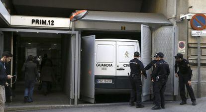 Llegada de un furgón de la Guardia Civil a la Audiencia Nacional, donde el juez Eloy Velasco toma hoy declaración a 17 detenidos.