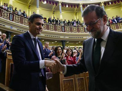 El nuevo presidente, Pedro Sánchez, y el expresidente, Mariano Rajoy, se dan la mano en el Congreso de los Diputados tras la adopción de la moción de censura, hoy 1 de junio.