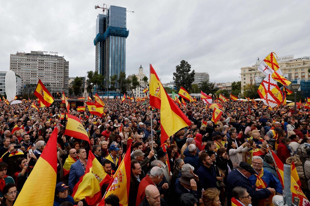 Pactos y negociaciones para la investidura de Sánchez, en directo | Unas 100.000 personas protestan en Madrid contra la amnistía en una manifestación apoyada por Vox  