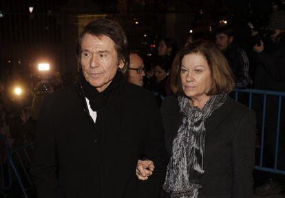 El cantante Raphael y su esposa, Natalia Figueroa, en el funeral celebrado en Madrid en memoria de la duquesa de Alba, fallecida el pasado 20 de noviembre.