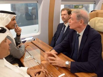 El ministro de Transportes saudí, Nabeel Al-Amudi, con Álvaro Iranzo, embajador de España en Arabia Saudí y otras autoridades en la inauguración del AVE a la Meca.
