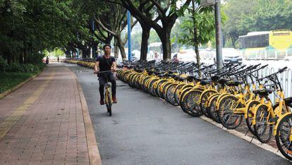 Un usuario del servicio de bicis compartidas en China.