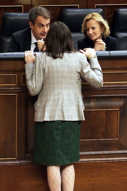 González-Sinde, con Rodríguez Zapatero y Elena Salgado, en el Congreso.