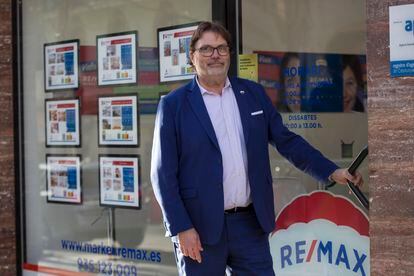 Xavier Dalmau posa a las puertas de su franquicia Re/Max Market, en Barcelona.