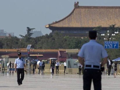 Varios agentes de policía vigilan la plaza de Tiananmen en Pekín el 3 de junio. 