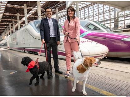 El director general de Nestlé Purina España, Mark El Khoury, y la directora general de Renfe Viajeros, Sonia Araujo López, este miércoles con sendos perros en la estación de Atocha.