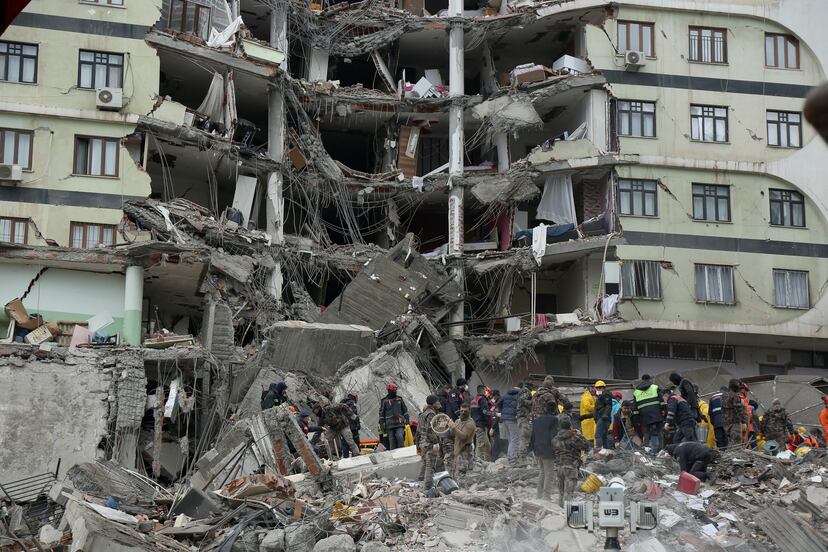 Búsqueda de supervivientes entre los escombros de un edificio en la ciudad turca de Diyarbakir. 