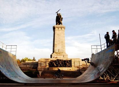 Patinadores frente al monumento al ejército soviético en Sofía