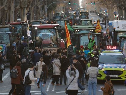 Los tractores de las protestas a su paso por el paseo de Gracia de Barcelona, este miércoles.
