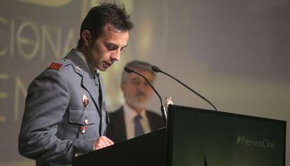 Enrique Ferrero, sargento de la Guardia Civil, recoge un premio en Madrid.