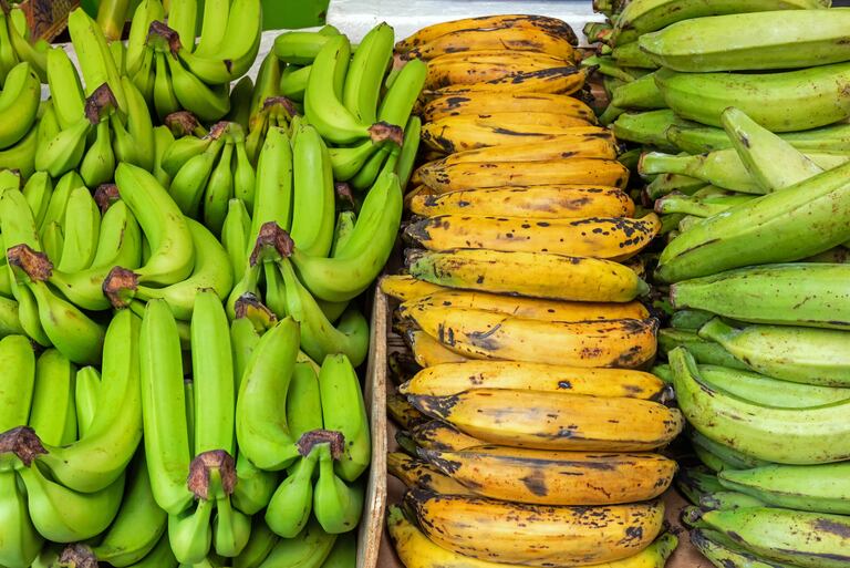Cuidadito con equivocarse y comprar plátano macho por banana. Ni el uno se puede comer crudo ni