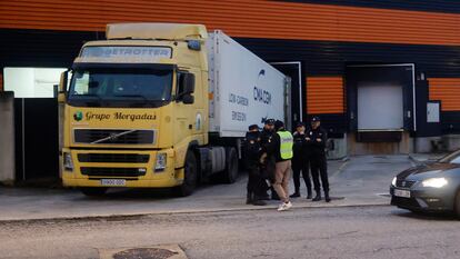 La Policía Nacional y la Agencia Tributaria decomisaron el pasado martes ocho toneladas de cocaína en Cambre (A Coruña), que se transportaron por carretera desde el puerto de Vigo.