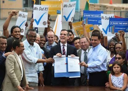 El alcalde de Los Ángeles celebra la ley de subida del salario mínimo junto con los concejales y colectivos sociales.