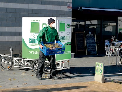 Un empleado de Cargobici entrega un pedido de donuts en Barcelona.