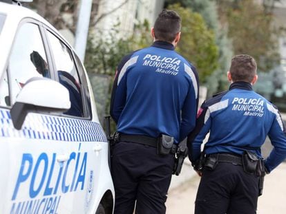 Pareja de agentes de la Policía Municipal de Madrid.