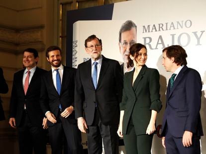 De izquierda a derecha, Fernández Mañueco, Casado, Rajoy, Díaz Ayuso y Martínez Almeida, este miércoles en la presentación en Madrid del libro del expresidente del Gobierno.