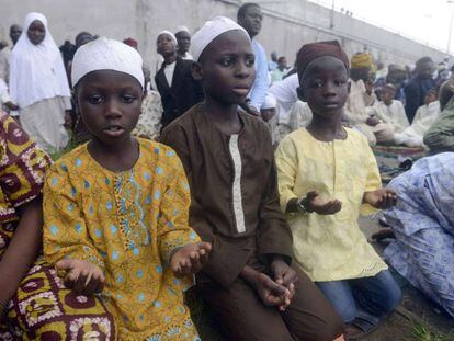 Niños musulmanes rezando en Lagos el pasado julio.