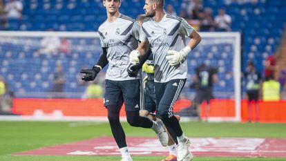 Courtois  y Casilla calientan antes del partido contra el Getafe.