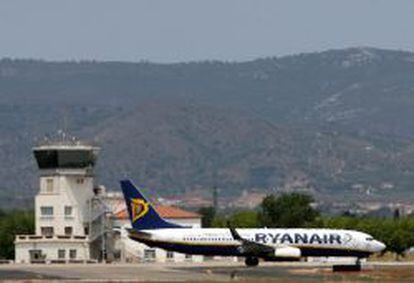 Un avi&oacute;n de la compa&ntilde;&iacute;a irlandesa Ryanair rueda por la pista del aeropuerto de Reus (Tarragona).
