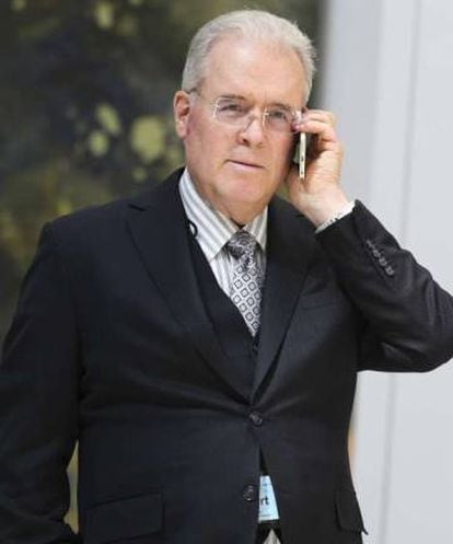 Robert Mercer habla por teléfono en un encuentro sobre cambio climático en marzo de 2017.