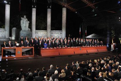 El presidente mexicano Enrique Peña, miembros de su gabinete y gobernadores estatales en la inauguración del nuevo sistema penal.