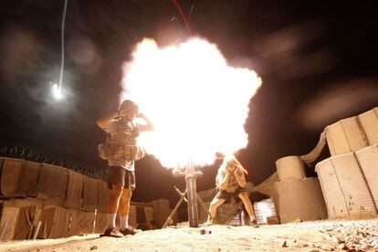 Soldados estadounidenses lanzan un mortero contra posiciones talibanes en la base Michigan, en el vaye de Pesh, en una imagen tomada el 7 de agosto de 2009.