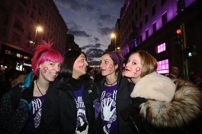Cuatro mujeres posan para una fotografía durante el recorrido de la manifestación de Madrid.