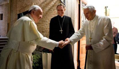 El papa Francisco, a la izquierda, saluda a su antecesor, Benedicto XVI, en el monasterio Mater Ecclesiae en la Ciudad de Vaticano.