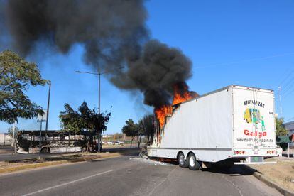 Camiones incendiados sobre una vialidad en Culiacán, en el Estado de Sinaloa, el 5 de enero de 2023.