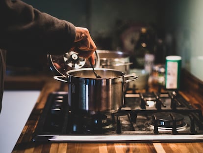 Un hombre prepara comida en una olla.