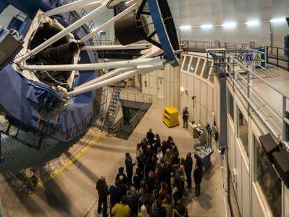 Un grupo recibe explicaciones del funcionamiento de un telescopio durante las I Jornadas de Astroturismo en el observatio astrofisico de Calar Alto.