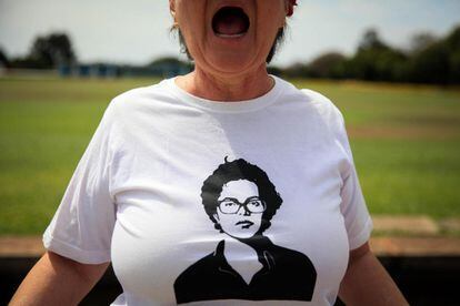 Una manifestante en favor de Dilma Rousseff protesta frente al Palacio de Alborada, en Brasilia (Brasil), durante la última audiencia del Senado.