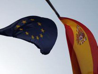 Banderas de la Uni&oacute;n Europea y de Espa&ntilde;a