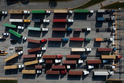 Camiones con contenedores en el puerto de Baltimore, el 14 de octubre.