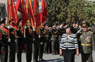 Rosa Otunbáyeva pasa revista a la guardia de honor durante la ceremonia de investidura como presidenta de transición de Kirguizistán.