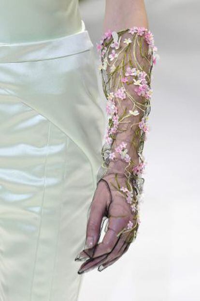 Detalle de los guantes del desfile de primavera/verano 2013 de Dior