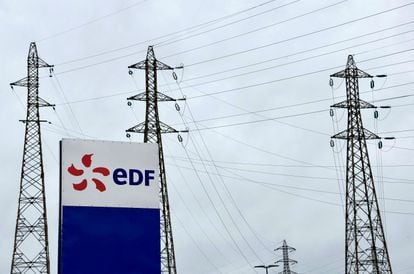 El logo de EDF en la central nuclear de Tricastin, en Saint-Paul-Trois-Chateaux (Francia), el día 21.