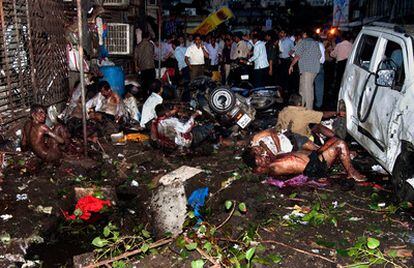 Varios cuerpos tendidos en el suelo, tras la explosión registrada en la Casa de la Opera de Bombay.