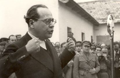 Juan Negr&iacute;n, presidente del Gobierno de la Rep&uacute;blica, durante una visita al frente del Ebro en 1938.