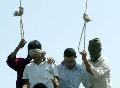 Mahmud Asgari (izquierda) y Ayaz Marhoni, acusados de  violar a un niño de 13 años, son ahorcados en la ciudad iraní de Mashad en julio de 2005.